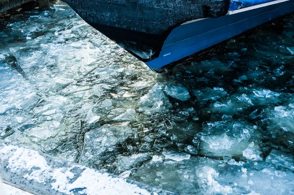 Хрестовий Річковий Лід Навколо Носу Пасажирського Порома — стокове фото
