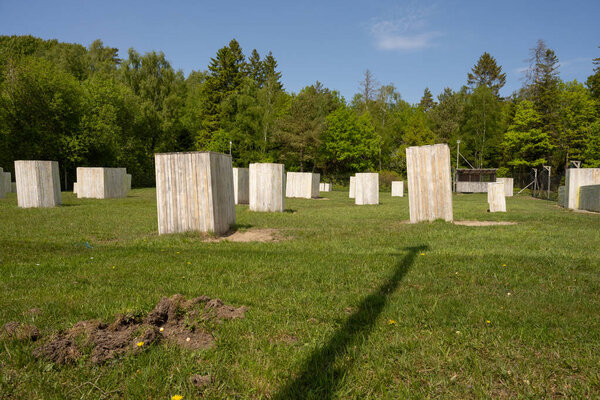 Препятствия на пейнтбольном поле.