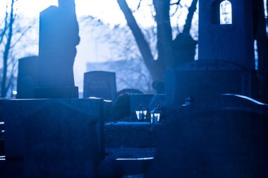 Akşamüstü mezarlıkta mezar taşları.