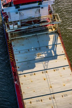 Göteborg, İsveç - 20 Nisan 2023: bir köprüden kargo gemisi görüldü.