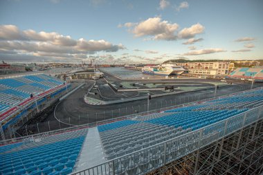 Gothenburg, İsveç - 28 Eylül 2012: Boş stantları olan küçük bir araba yarış pistinde yarışıyor.