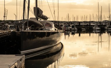 Göteborg, İsveç - 15 Mayıs 2023: Büyük yelkenli yat SY Nikata Fiskeback limanında.