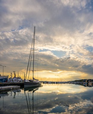 Göteborg, İsveç - 15 Mayıs 2023: Büyük yelkenli yat SY Nikata Fiskeback limanında.
