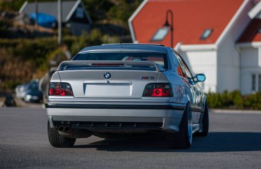 Lindesnes, Norveç - 16 Ağustos 2005: Gümüş bir E36 BMW M3 spor coupe 'nin arka görünümü.
