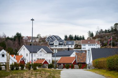 Lindesnes, Norveç - 09 Nisan 2023: Büyük evler ve kayıkhaneler.