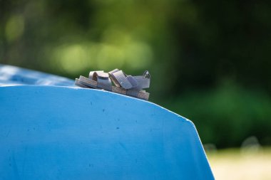 İki küçük sandalın baş aşağı bir teknede dinlenmesi.