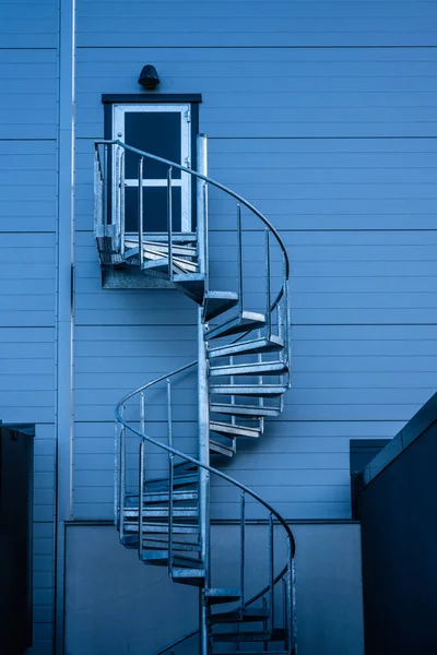 大型灰色仓库的螺旋形楼梯 — 图库照片