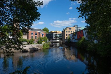 Molndal, İsveç - 28 Mayıs 2023: Akşam ışığında büyük villa SKF Slottsviken.