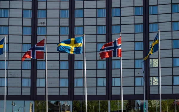 Γκέτεμποργκ Σουηδία Μαΐου 2023 Σουηδικές Και Νορβηγικές Σημαίες Κοντάρια Μπροστά — Φωτογραφία Αρχείου