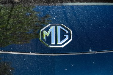 Boras, İsveç - 28 Mayıs 2023: Siyah bir 2022 MG Marvel elektrikli arabanın ön rozeti.