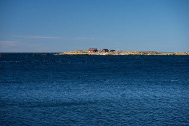 Varberg, İsveç - 01 Nisan 2023: Stora Skrivareklippan adasındaki küçük kırmızı ev.