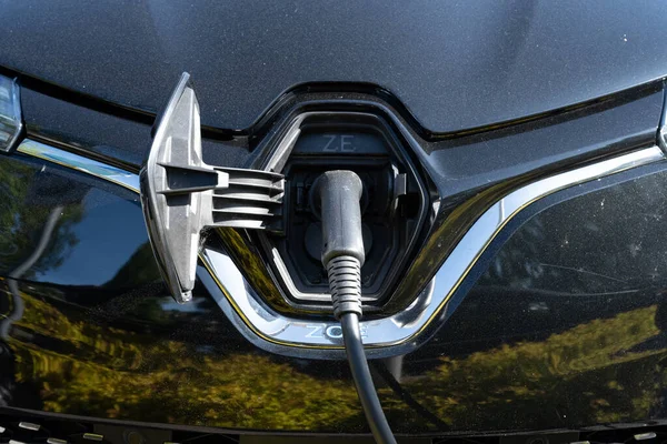 Boras, İsveç - 28 Mayıs 2023: Renault Zoe elektrikli otomobilinin şarj etme limanı.