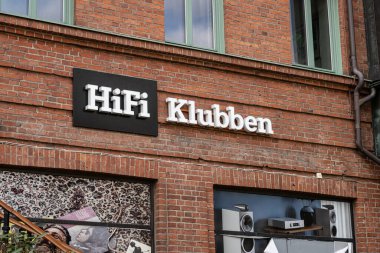 Göteborg, İsveç - 27 Mayıs 2023: Bir mağazanın ön cephesinde HiFi Klubben logosu.