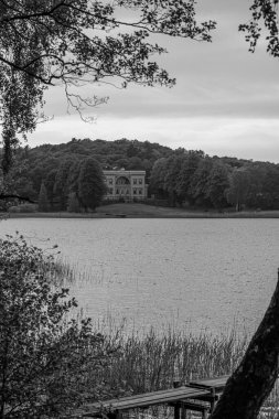 Molndal, İsveç - 28 Mayıs 2023: Akşam ışığında büyük villa SKF Slottsviken.