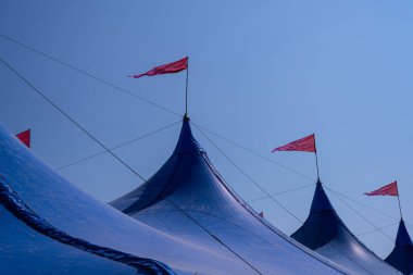 Göteborg, İsveç - Haziran 03 2023: Kırmızı bayraklı büyük mavi çadır.