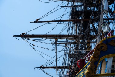 Göteborg, İsveç - 3 Haziran 2023: Yerli taklitçi Gotheborg 'un direkleri ve donanımı.