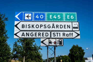 Göteborg, İsveç - Haziran 07 2023: Biskopsgarden ve otoyollara giden yolu gösteren trafik tabelası.