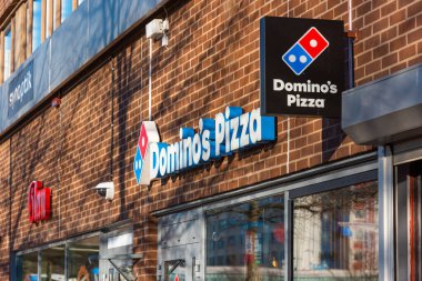 Göteborg, İsveç - 28 Şubat 2021: Duvarda Dominos Pizza logosu.