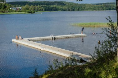 Göteborg, İsveç - 11 Temmuz 2021: Sahil kenarında yüzen limanlar.