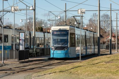 Göteborg, İsveç - 27 Şubat 2022: M33 numaralı tramvay 5. hatta Ostra Sjukhuset 'ten kalkmaya hazır..