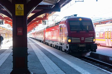 Göteborg, İsveç - 12 Mart 2022: Siemens Vectron lokomotifi Snalltaget trenini çekiyor.