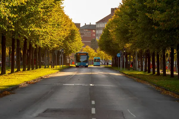 Göteborg, İsveç - 17 Ekim 2021 Lindholmsalleen 'den geçen Vasttrafik otobüsü.