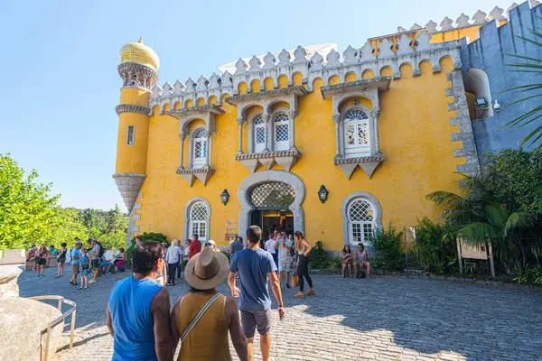 Sintra, Portekiz - 23 Temmuz 2016: Parque e Palcio Nacional da Pena 'nın renkli dışı.