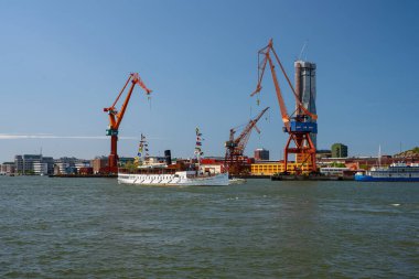 Göteborg, İsveç - 3 Haziran 2023: Eski turist gemisi Bohuslan nehirden yükselen işaret bayraklarıyla.