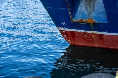 Büyük metal bir geminin yayı..