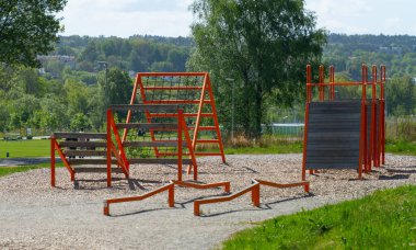 Parktaki engelli parkurun engelleri.