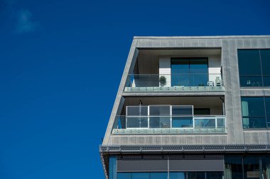 Bir alışveriş merkezinin tepesindeki çatı katı daireleri..