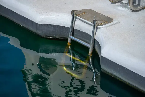 Beyaz Bir Teknenin Kıçındaki Küçük Metal Merdiven — Stok fotoğraf