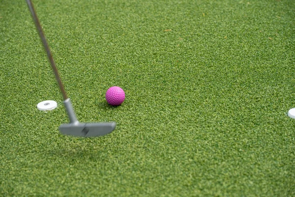 Putter Golfe Miniatura Por Bola Azul Buraco — Fotografia de Stock