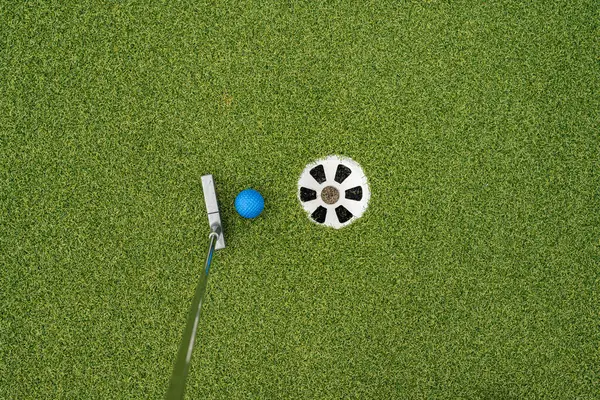 Miniatuur Golfputter Door Blauwe Bal Gat — Stockfoto