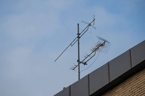 Телевизионные антенны на крыше здания.