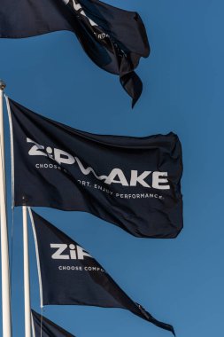 Göteborg, İsveç - 24 Haziran 2021: Zipwake logolu bayraklar.