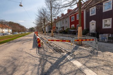 Göteborg, İsveç - 18 Nisan 2021: Kungsladugardsgatan boyunca yol çalışmaları.