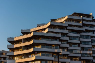 Helsingborg, İsveç - 17 Temmuz 2021: Gün batımında apartman kompleksi.