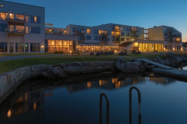 Lindesnes, Norveç - 03 Ağustos 2021: Lindesnes Havhotell 'in dış gece fotoğrafı.