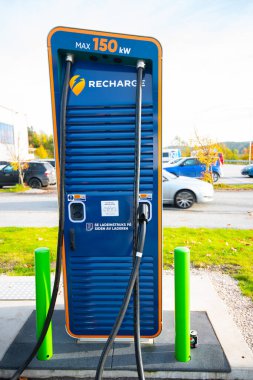 Halden, Norveç - 14 Ekim 2021: Elektrikli araba şarj cihazı.