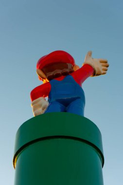 Kungsbacka, İsveç - 30 Ocak 2022: Yeşil bir borunun üzerinde büyük bir Super Mario figürü.