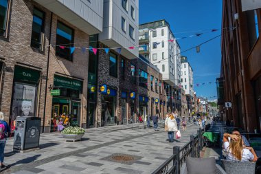 Molndal, İsveç - Haziran 04 2022: Molndal 'da Bergmansgatan' da yürüyen insanlar.