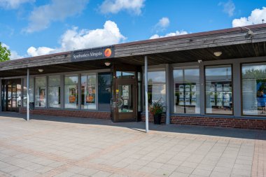 Alingsas, İsveç - 02 Temmuz 2022: Sollebrunn 'da Sparbanken Alingsas' ın dışı.