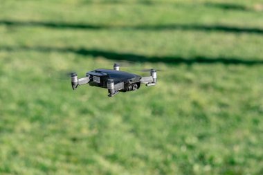 Lindesnes, Norveç - 19 Nisan 2019: Çimlerin üzerinde uçan DJI İHA.