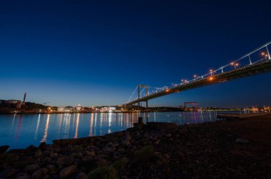 Göteborg, İsveç - 12 Mayıs 2012: Alvsborgsbron açık bir bahar gecesi.