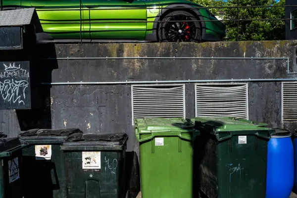 Boras Szwecja Maja 2023 Zielone Śmietniki Zielony Samochód Sportowy — Zdjęcie stockowe
