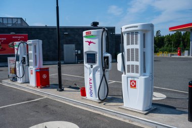 Rygge, Norveç - 17 Haziran 2023: Rygge 'de yalnızlık elektrikli araba şarjı.