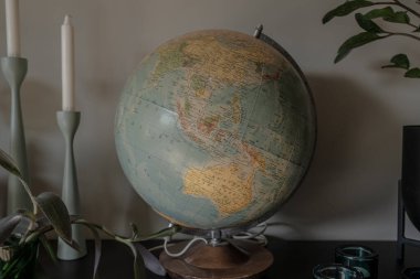 Oslo, Norveç - 17 Haziran 2023: Bir oturma odasındaki dünyanın Asya yüzü.