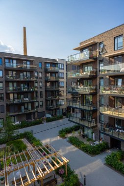 Oslo, Norveç - 17 Haziran 2023: Altı katlı apartmanın arka bahçesi.