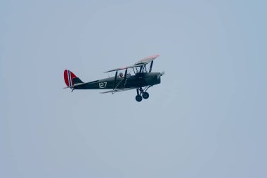 Kjeller, Norveç - 18 Haziran 2023: De Havilland DH-82A Tiger Moth LN-MAX Kjeller 'de gösteri yapıyor.